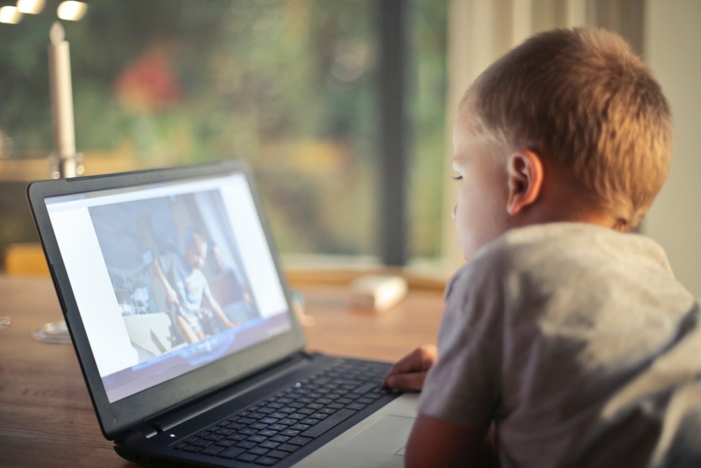 picture of kid on laptop